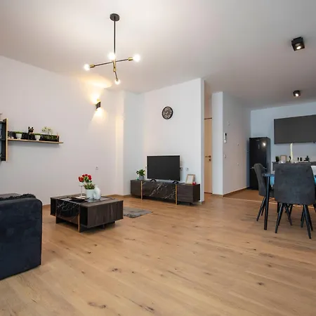 Luxe Pearl Towers Apartment *